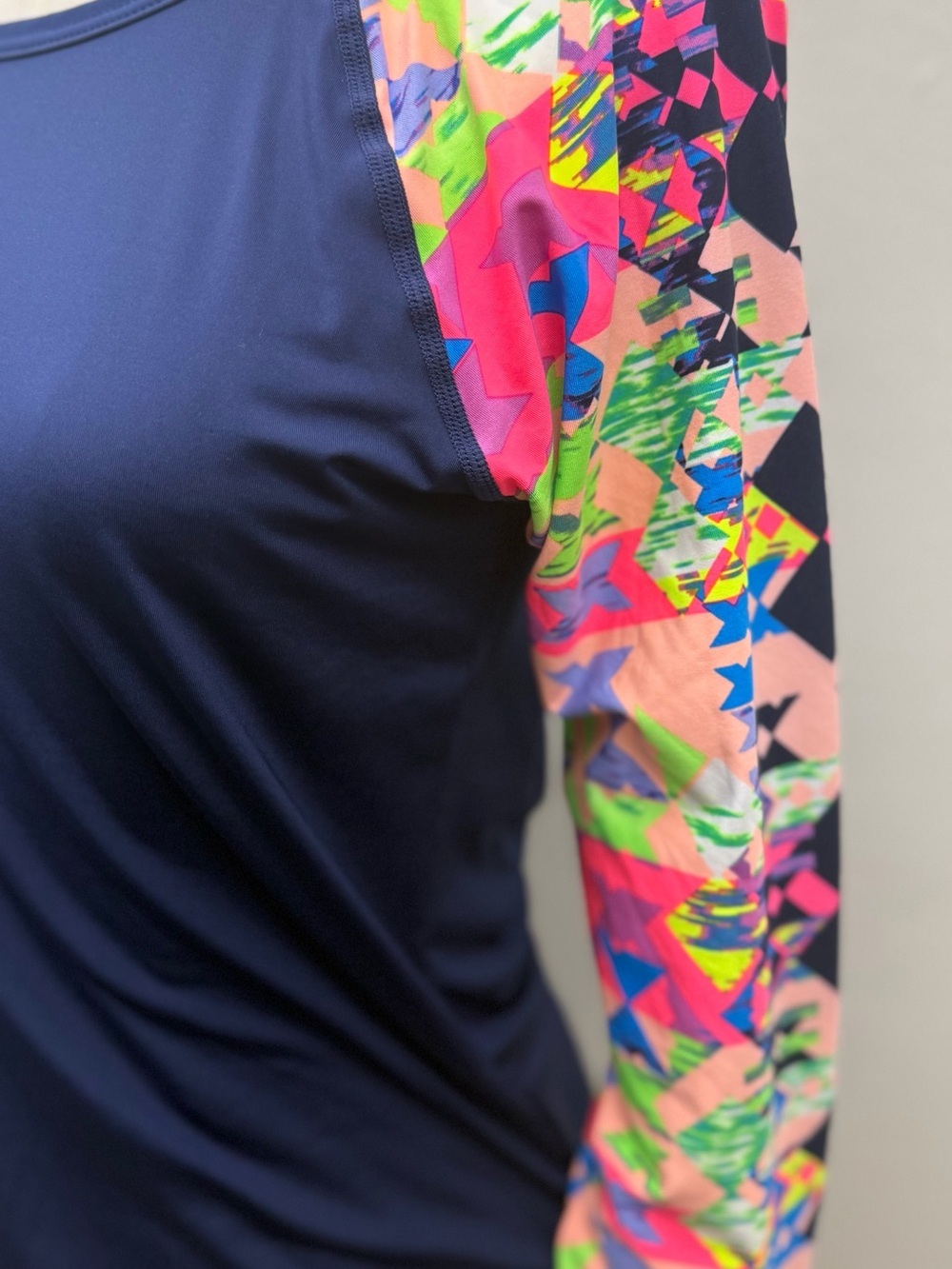 TYR Long Sleeve Rash Guard Swim Top Navy Multicolor Print Girls L 10/12 Women SM - Picture 4 of 12